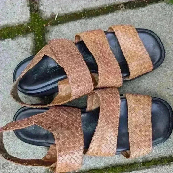 Aquatalia Shoes - Beautiful Aquatalia brown woven leather sandals size 10